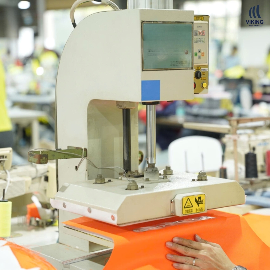 Cách chọn áo mưa chống thấm phù hợp từ chất liệu đến chỉ số chống thấm