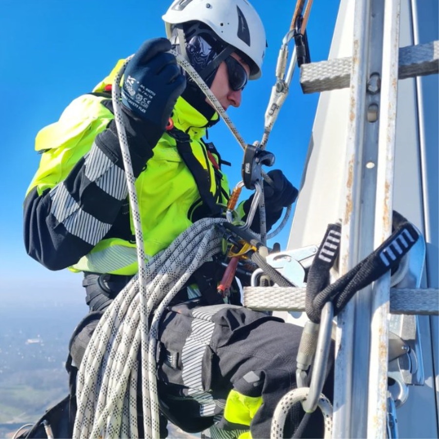 Thermal Workwear for Cold Environments: Why Static and Active Cold Require Different Protection
